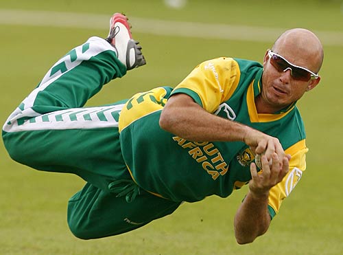 Top 10 Best Fielders In Cricket History,Updated Ranking for 2022